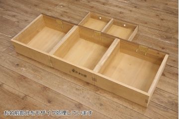 重ね桐箪笥の上段をローボードにリメイク!引き戸にはクリアガラスをはめ込み、引手を交換。内部の左側に棚板を製作。ヒノキ材で天板を取り付け、オーク系に着色仕上げ。