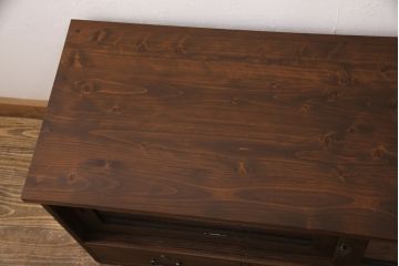 重ね桐箪笥の上段をローボードにリメイク!引き戸にはクリアガラスをはめ込み、引手を交換。内部の左側に棚板を製作。ヒノキ材で天板を取り付け、オーク系に着色仕上げ。