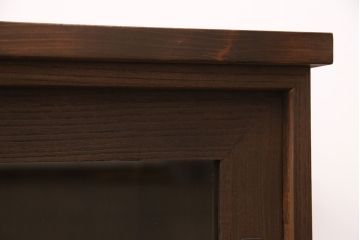 重ね桐箪笥の上段をローボードにリメイク!引き戸にはクリアガラスをはめ込み、引手を交換。内部の左側に棚板を製作。ヒノキ材で天板を取り付け、オーク系に着色仕上げ。