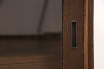 重ね桐箪笥の上段をローボードにリメイク!引き戸にはクリアガラスをはめ込み、引手を交換。内部の左側に棚板を製作。ヒノキ材で天板を取り付け、オーク系に着色仕上げ。