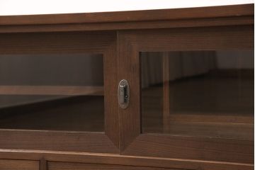 重ね桐箪笥の上段をローボードにリメイク!引き戸にはクリアガラスをはめ込み、引手を交換。内部の左側に棚板を製作。ヒノキ材で天板を取り付け、オーク系に着色仕上げ。