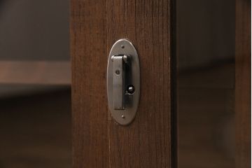 重ね桐箪笥の上段をローボードにリメイク!引き戸にはクリアガラスをはめ込み、引手を交換。内部の左側に棚板を製作。ヒノキ材で天板を取り付け、オーク系に着色仕上げ。