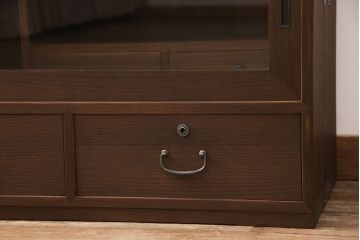 重ね桐箪笥の上段をローボードにリメイク!引き戸にはクリアガラスをはめ込み、引手を交換。内部の左側に棚板を製作。ヒノキ材で天板を取り付け、オーク系に着色仕上げ。