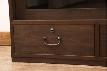 重ね桐箪笥の上段をローボードにリメイク!引き戸にはクリアガラスをはめ込み、引手を交換。内部の左側に棚板を製作。ヒノキ材で天板を取り付け、オーク系に着色仕上げ。