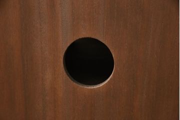 重ね桐箪笥の上段をローボードにリメイク!引き戸にはクリアガラスをはめ込み、引手を交換。内部の左側に棚板を製作。ヒノキ材で天板を取り付け、オーク系に着色仕上げ。