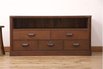 3段重ね桐箪笥を2つのローボードとチェストにリメイク!上段はオープンラックと引き出しを2杯追加。金具を交換し、台輪を取り付け。中段は台輪を取り付けて、ガラス天板を追加。下段はヒノキ材の天板を設置。いずれもキャスターを取り付け、オーク系に着色仕上げ。