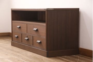 3段重ね桐箪笥を2つのローボードとチェストにリメイク!上段はオープンラックと引き出しを2杯追加。金具を交換し、台輪を取り付け。中段は台輪を取り付けて、ガラス天板を追加。下段はヒノキ材の天板を設置。いずれもキャスターを取り付け、オーク系に着色仕上げ。