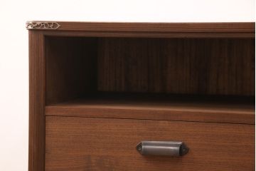 3段重ね桐箪笥を2つのローボードとチェストにリメイク!上段はオープンラックと引き出しを2杯追加。金具を交換し、台輪を取り付け。中段は台輪を取り付けて、ガラス天板を追加。下段はヒノキ材の天板を設置。いずれもキャスターを取り付け、オーク系に着色仕上げ。