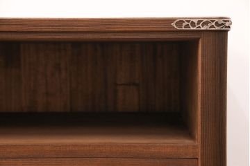 3段重ね桐箪笥を2つのローボードとチェストにリメイク!上段はオープンラックと引き出しを2杯追加。金具を交換し、台輪を取り付け。中段は台輪を取り付けて、ガラス天板を追加。下段はヒノキ材の天板を設置。いずれもキャスターを取り付け、オーク系に着色仕上げ。