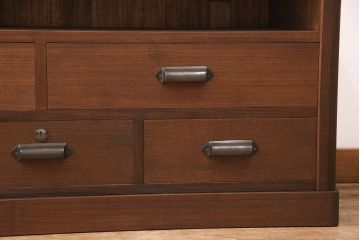 3段重ね桐箪笥を2つのローボードとチェストにリメイク!上段はオープンラックと引き出しを2杯追加。金具を交換し、台輪を取り付け。中段は台輪を取り付けて、ガラス天板を追加。下段はヒノキ材の天板を設置。いずれもキャスターを取り付け、オーク系に着色仕上げ。