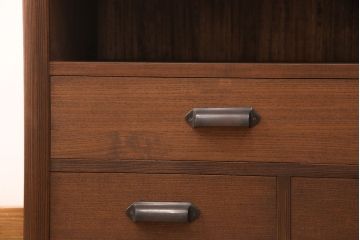 3段重ね桐箪笥を2つのローボードとチェストにリメイク!上段はオープンラックと引き出しを2杯追加。金具を交換し、台輪を取り付け。中段は台輪を取り付けて、ガラス天板を追加。下段はヒノキ材の天板を設置。いずれもキャスターを取り付け、オーク系に着色仕上げ。