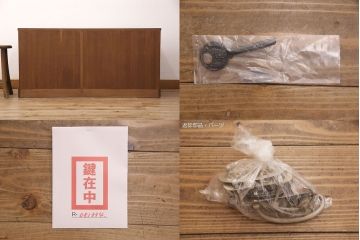 3段重ね桐箪笥を2つのローボードとチェストにリメイク!上段はオープンラックと引き出しを2杯追加。金具を交換し、台輪を取り付け。中段は台輪を取り付けて、ガラス天板を追加。下段はヒノキ材の天板を設置。いずれもキャスターを取り付け、オーク系に着色仕上げ。