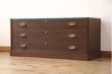 3段重ね桐箪笥を2つのローボードとチェストにリメイク!上段はオープンラックと引き出しを2杯追加。金具を交換し、台輪を取り付け。中段は台輪を取り付けて、ガラス天板を追加。下段はヒノキ材の天板を設置。いずれもキャスターを取り付け、オーク系に着色仕上げ。