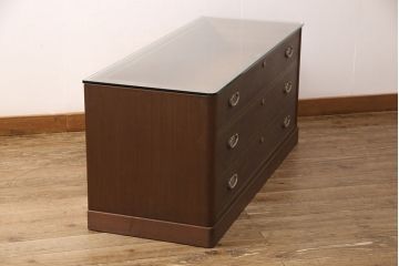 3段重ね桐箪笥を2つのローボードとチェストにリメイク!上段はオープンラックと引き出しを2杯追加。金具を交換し、台輪を取り付け。中段は台輪を取り付けて、ガラス天板を追加。下段はヒノキ材の天板を設置。いずれもキャスターを取り付け、オーク系に着色仕上げ。