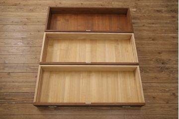 3段重ね桐箪笥を2つのローボードとチェストにリメイク!上段はオープンラックと引き出しを2杯追加。金具を交換し、台輪を取り付け。中段は台輪を取り付けて、ガラス天板を追加。下段はヒノキ材の天板を設置。いずれもキャスターを取り付け、オーク系に着色仕上げ。
