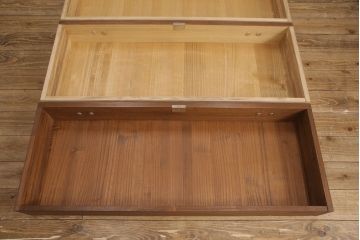 3段重ね桐箪笥を2つのローボードとチェストにリメイク!上段はオープンラックと引き出しを2杯追加。金具を交換し、台輪を取り付け。中段は台輪を取り付けて、ガラス天板を追加。下段はヒノキ材の天板を設置。いずれもキャスターを取り付け、オーク系に着色仕上げ。