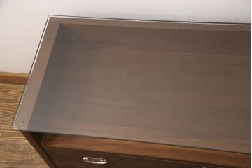 3段重ね桐箪笥を2つのローボードとチェストにリメイク!上段はオープンラックと引き出しを2杯追加。金具を交換し、台輪を取り付け。中段は台輪を取り付けて、ガラス天板を追加。下段はヒノキ材の天板を設置。いずれもキャスターを取り付け、オーク系に着色仕上げ。