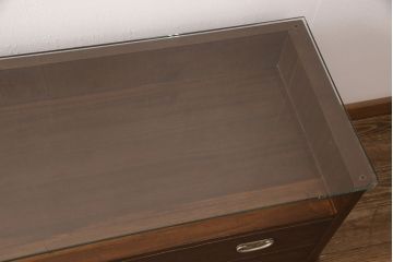 3段重ね桐箪笥を2つのローボードとチェストにリメイク!上段はオープンラックと引き出しを2杯追加。金具を交換し、台輪を取り付け。中段は台輪を取り付けて、ガラス天板を追加。下段はヒノキ材の天板を設置。いずれもキャスターを取り付け、オーク系に着色仕上げ。