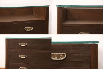 3段重ね桐箪笥を2つのローボードとチェストにリメイク!上段はオープンラックと引き出しを2杯追加。金具を交換し、台輪を取り付け。中段は台輪を取り付けて、ガラス天板を追加。下段はヒノキ材の天板を設置。いずれもキャスターを取り付け、オーク系に着色仕上げ。