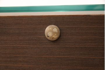 3段重ね桐箪笥を2つのローボードとチェストにリメイク!上段はオープンラックと引き出しを2杯追加。金具を交換し、台輪を取り付け。中段は台輪を取り付けて、ガラス天板を追加。下段はヒノキ材の天板を設置。いずれもキャスターを取り付け、オーク系に着色仕上げ。