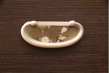 3段重ね桐箪笥を2つのローボードとチェストにリメイク!上段はオープンラックと引き出しを2杯追加。金具を交換し、台輪を取り付け。中段は台輪を取り付けて、ガラス天板を追加。下段はヒノキ材の天板を設置。いずれもキャスターを取り付け、オーク系に着色仕上げ。