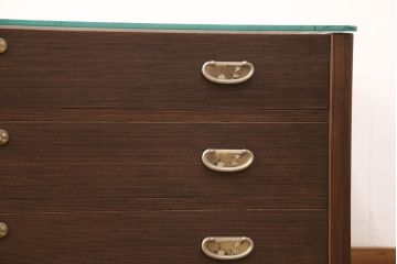 3段重ね桐箪笥を2つのローボードとチェストにリメイク!上段はオープンラックと引き出しを2杯追加。金具を交換し、台輪を取り付け。中段は台輪を取り付けて、ガラス天板を追加。下段はヒノキ材の天板を設置。いずれもキャスターを取り付け、オーク系に着色仕上げ。