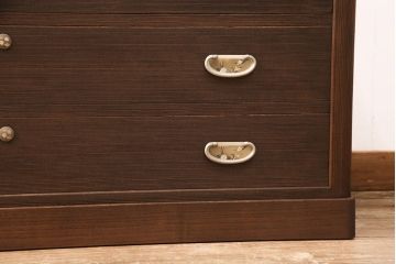 3段重ね桐箪笥を2つのローボードとチェストにリメイク!上段はオープンラックと引き出しを2杯追加。金具を交換し、台輪を取り付け。中段は台輪を取り付けて、ガラス天板を追加。下段はヒノキ材の天板を設置。いずれもキャスターを取り付け、オーク系に着色仕上げ。