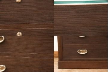 3段重ね桐箪笥を2つのローボードとチェストにリメイク!上段はオープンラックと引き出しを2杯追加。金具を交換し、台輪を取り付け。中段は台輪を取り付けて、ガラス天板を追加。下段はヒノキ材の天板を設置。いずれもキャスターを取り付け、オーク系に着色仕上げ。