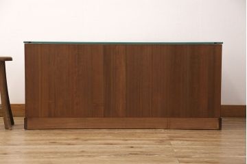 3段重ね桐箪笥を2つのローボードとチェストにリメイク!上段はオープンラックと引き出しを2杯追加。金具を交換し、台輪を取り付け。中段は台輪を取り付けて、ガラス天板を追加。下段はヒノキ材の天板を設置。いずれもキャスターを取り付け、オーク系に着色仕上げ。