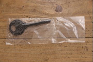 3段重ね桐箪笥を2つのローボードとチェストにリメイク!上段はオープンラックと引き出しを2杯追加。金具を交換し、台輪を取り付け。中段は台輪を取り付けて、ガラス天板を追加。下段はヒノキ材の天板を設置。いずれもキャスターを取り付け、オーク系に着色仕上げ。