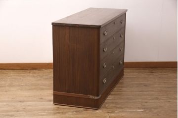 3段重ね桐箪笥を2つのローボードとチェストにリメイク!上段はオープンラックと引き出しを2杯追加。金具を交換し、台輪を取り付け。中段は台輪を取り付けて、ガラス天板を追加。下段はヒノキ材の天板を設置。いずれもキャスターを取り付け、オーク系に着色仕上げ。