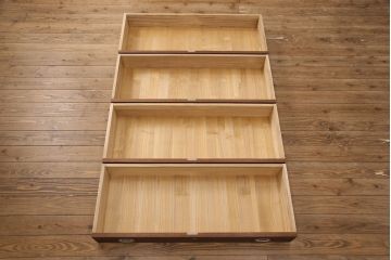 3段重ね桐箪笥を2つのローボードとチェストにリメイク!上段はオープンラックと引き出しを2杯追加。金具を交換し、台輪を取り付け。中段は台輪を取り付けて、ガラス天板を追加。下段はヒノキ材の天板を設置。いずれもキャスターを取り付け、オーク系に着色仕上げ。