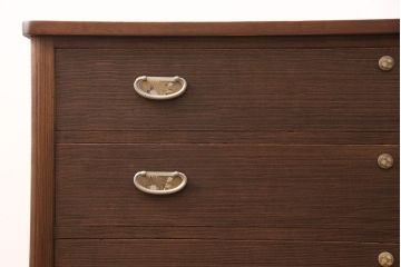 3段重ね桐箪笥を2つのローボードとチェストにリメイク!上段はオープンラックと引き出しを2杯追加。金具を交換し、台輪を取り付け。中段は台輪を取り付けて、ガラス天板を追加。下段はヒノキ材の天板を設置。いずれもキャスターを取り付け、オーク系に着色仕上げ。