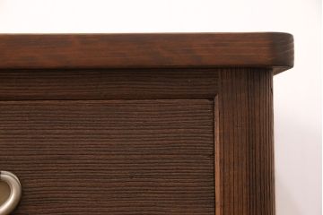 3段重ね桐箪笥を2つのローボードとチェストにリメイク!上段はオープンラックと引き出しを2杯追加。金具を交換し、台輪を取り付け。中段は台輪を取り付けて、ガラス天板を追加。下段はヒノキ材の天板を設置。いずれもキャスターを取り付け、オーク系に着色仕上げ。