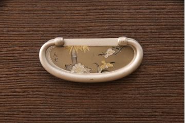 3段重ね桐箪笥を2つのローボードとチェストにリメイク!上段はオープンラックと引き出しを2杯追加。金具を交換し、台輪を取り付け。中段は台輪を取り付けて、ガラス天板を追加。下段はヒノキ材の天板を設置。いずれもキャスターを取り付け、オーク系に着色仕上げ。