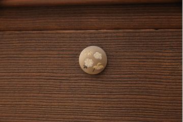 3段重ね桐箪笥を2つのローボードとチェストにリメイク!上段はオープンラックと引き出しを2杯追加。金具を交換し、台輪を取り付け。中段は台輪を取り付けて、ガラス天板を追加。下段はヒノキ材の天板を設置。いずれもキャスターを取り付け、オーク系に着色仕上げ。