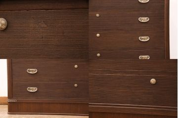 3段重ね桐箪笥を2つのローボードとチェストにリメイク!上段はオープンラックと引き出しを2杯追加。金具を交換し、台輪を取り付け。中段は台輪を取り付けて、ガラス天板を追加。下段はヒノキ材の天板を設置。いずれもキャスターを取り付け、オーク系に着色仕上げ。