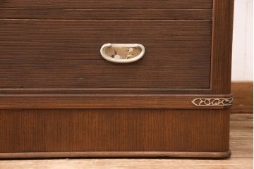 3段重ね桐箪笥を2つのローボードとチェストにリメイク!上段はオープンラックと引き出しを2杯追加。金具を交換し、台輪を取り付け。中段は台輪を取り付けて、ガラス天板を追加。下段はヒノキ材の天板を設置。いずれもキャスターを取り付け、オーク系に着色仕上げ。