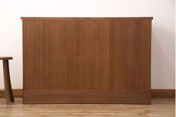 3段重ね桐箪笥を2つのローボードとチェストにリメイク!上段はオープンラックと引き出しを2杯追加。金具を交換し、台輪を取り付け。中段は台輪を取り付けて、ガラス天板を追加。下段はヒノキ材の天板を設置。いずれもキャスターを取り付け、オーク系に着色仕上げ。