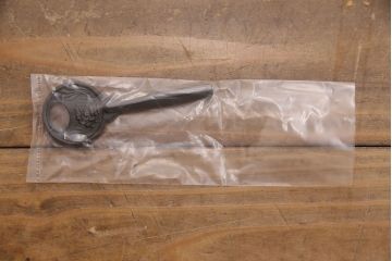 3段重ね桐箪笥を2つのローボードとチェストにリメイク!上段はオープンラックと引き出しを2杯追加。金具を交換し、台輪を取り付け。中段は台輪を取り付けて、ガラス天板を追加。下段はヒノキ材の天板を設置。いずれもキャスターを取り付け、オーク系に着色仕上げ。