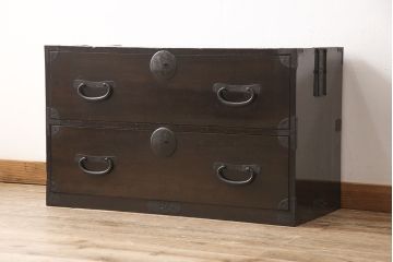 二段箪笥を衣装箪笥とテレビボードにリメイク!上段は高品質リペアを施し、衣装箪笥に。下段はヒノキ無垢材の天板を取り付けてテレビボードに。いずれも現状の色味を活かして塗装仕上げ。