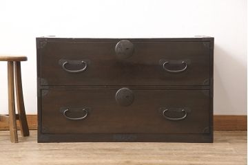 二段箪笥を衣装箪笥とテレビボードにリメイク!上段は高品質リペアを施し、衣装箪笥に。下段はヒノキ無垢材の天板を取り付けてテレビボードに。いずれも現状の色味を活かして塗装仕上げ。