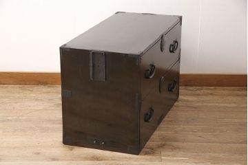 二段箪笥を衣装箪笥とテレビボードにリメイク!上段は高品質リペアを施し、衣装箪笥に。下段はヒノキ無垢材の天板を取り付けてテレビボードに。いずれも現状の色味を活かして塗装仕上げ。