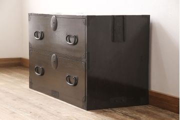 二段箪笥を衣装箪笥とテレビボードにリメイク!上段は高品質リペアを施し、衣装箪笥に。下段はヒノキ無垢材の天板を取り付けてテレビボードに。いずれも現状の色味を活かして塗装仕上げ。