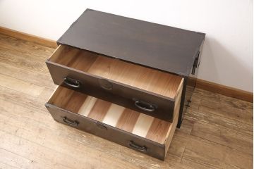 二段箪笥を衣装箪笥とテレビボードにリメイク!上段は高品質リペアを施し、衣装箪笥に。下段はヒノキ無垢材の天板を取り付けてテレビボードに。いずれも現状の色味を活かして塗装仕上げ。