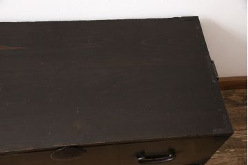 二段箪笥を衣装箪笥とテレビボードにリメイク!上段は高品質リペアを施し、衣装箪笥に。下段はヒノキ無垢材の天板を取り付けてテレビボードに。いずれも現状の色味を活かして塗装仕上げ。