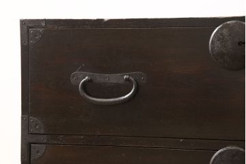 二段箪笥を衣装箪笥とテレビボードにリメイク!上段は高品質リペアを施し、衣装箪笥に。下段はヒノキ無垢材の天板を取り付けてテレビボードに。いずれも現状の色味を活かして塗装仕上げ。