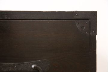二段箪笥を衣装箪笥とテレビボードにリメイク!上段は高品質リペアを施し、衣装箪笥に。下段はヒノキ無垢材の天板を取り付けてテレビボードに。いずれも現状の色味を活かして塗装仕上げ。