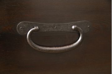 二段箪笥を衣装箪笥とテレビボードにリメイク!上段は高品質リペアを施し、衣装箪笥に。下段はヒノキ無垢材の天板を取り付けてテレビボードに。いずれも現状の色味を活かして塗装仕上げ。