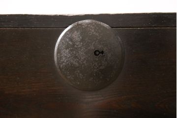 二段箪笥を衣装箪笥とテレビボードにリメイク!上段は高品質リペアを施し、衣装箪笥に。下段はヒノキ無垢材の天板を取り付けてテレビボードに。いずれも現状の色味を活かして塗装仕上げ。